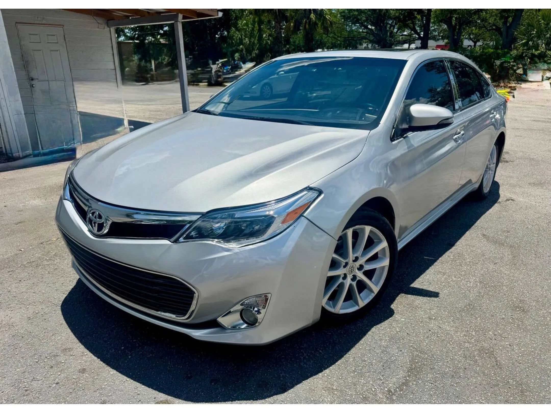Used 2014 Toyota Avalon Limited w/ Technology Package FWD image 2