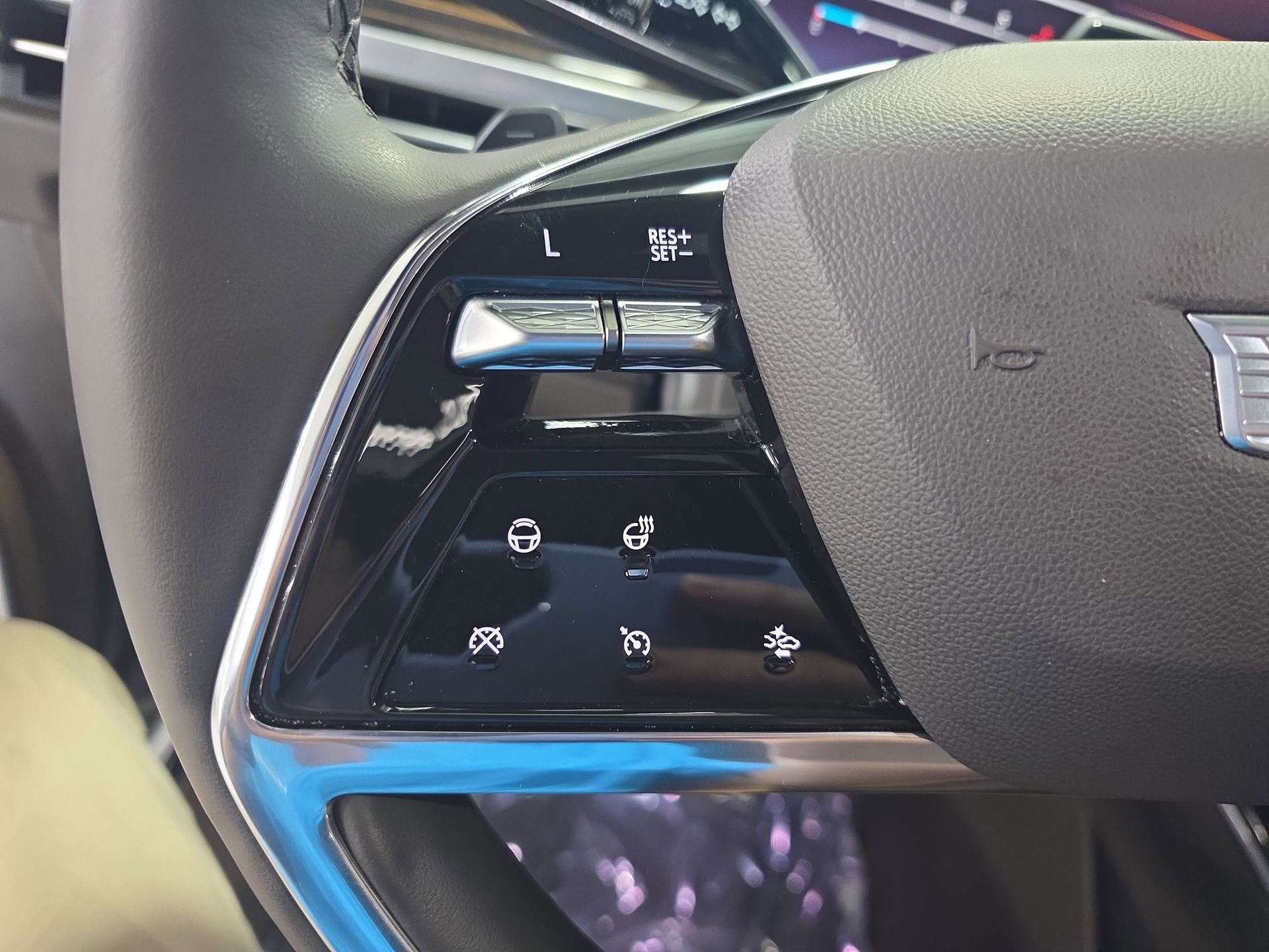 Used 2025 Cadillac Escalade Premium Luxury w/ Touring Package image 17