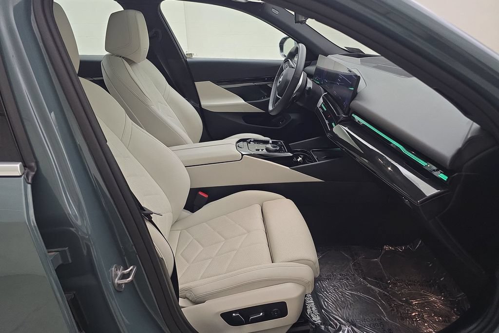 Certified 2024 BMW 530i xDrive w/ Premium Package AWD/4WD image 30