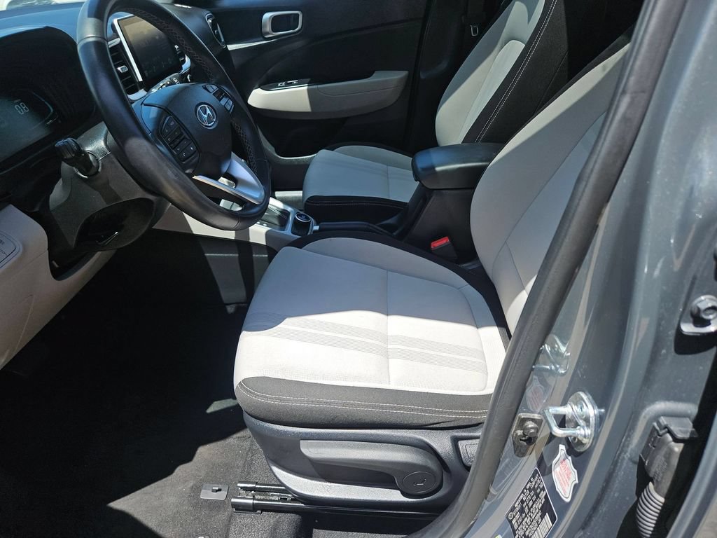 Used 2025 Hyundai Venue SEL FWD image 11