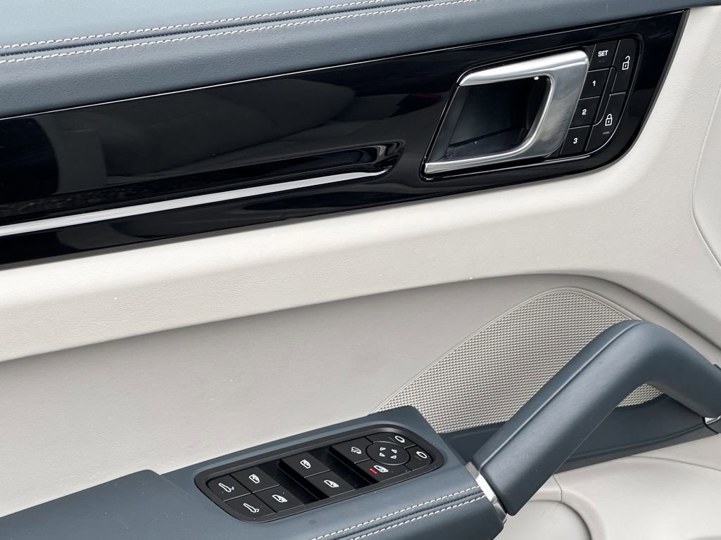 Used 2022 Porsche Cayenne S image 13