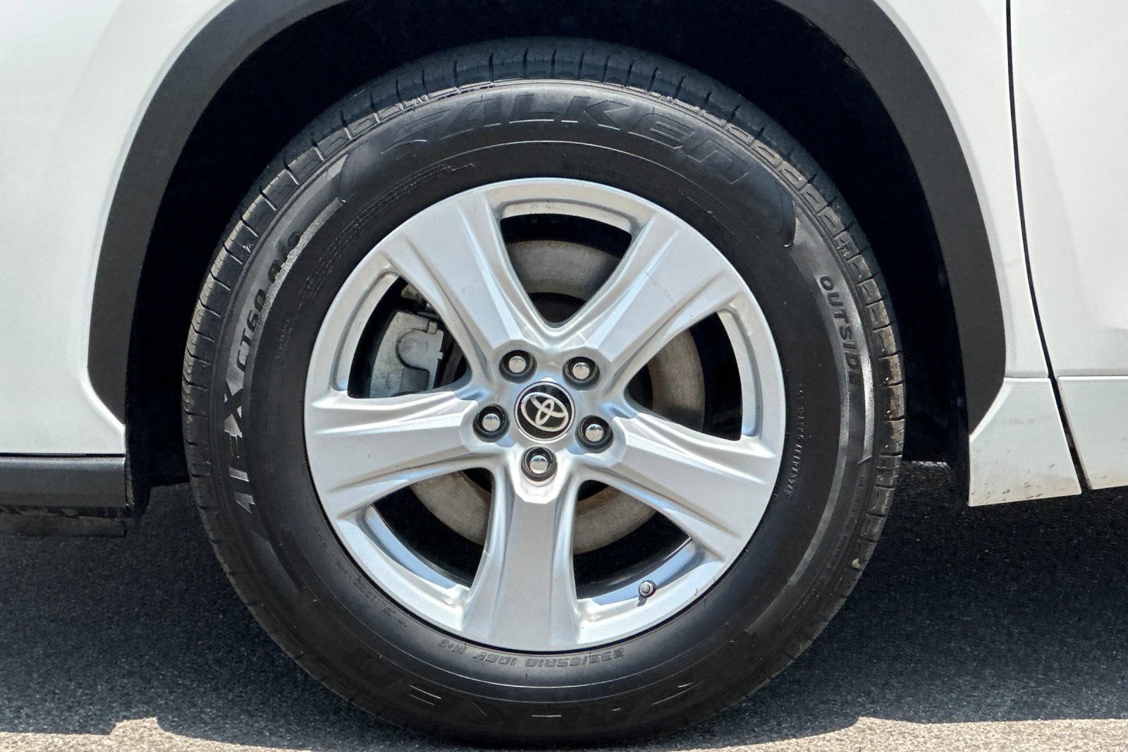 Used 2021 Toyota Highlander L FWD image 29