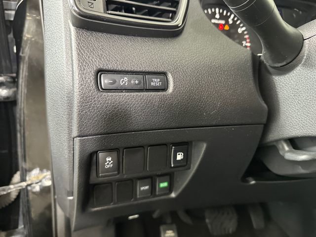 Used 2018 Nissan Rogue SV image 19