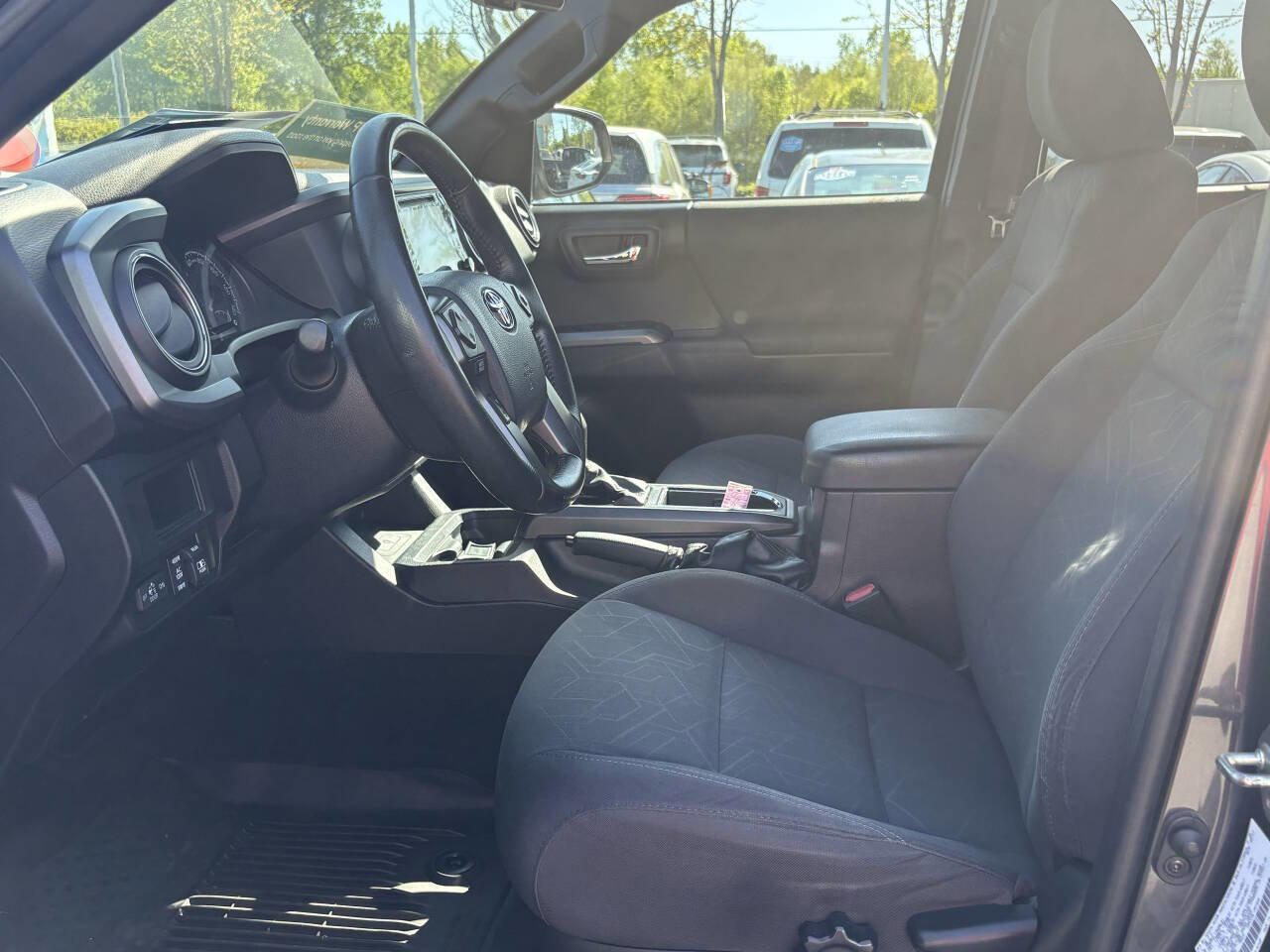 Used 2017 Toyota Tacoma TRD Sport w/ Tow Package image 12