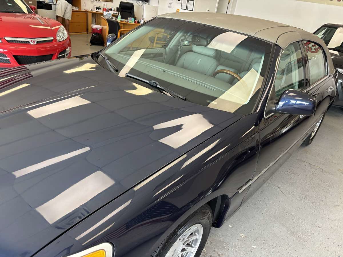 Used 2001 Lincoln Town Car Signature RWD image 4