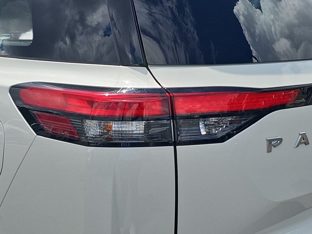 Used 2025 Nissan Pathfinder SV FWD image 33