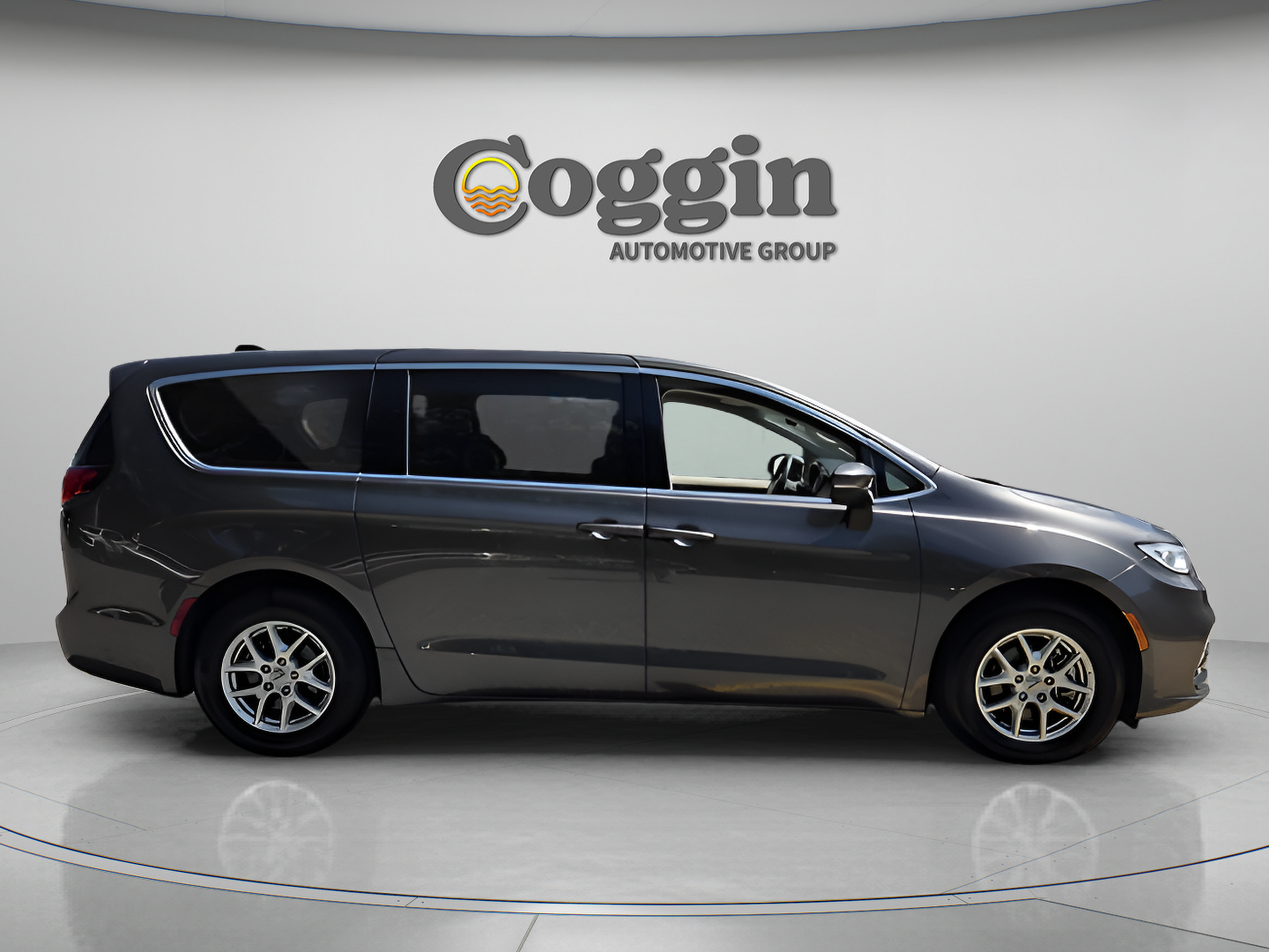 Used 2023 Chrysler Pacifica Touring-L FWD image 6