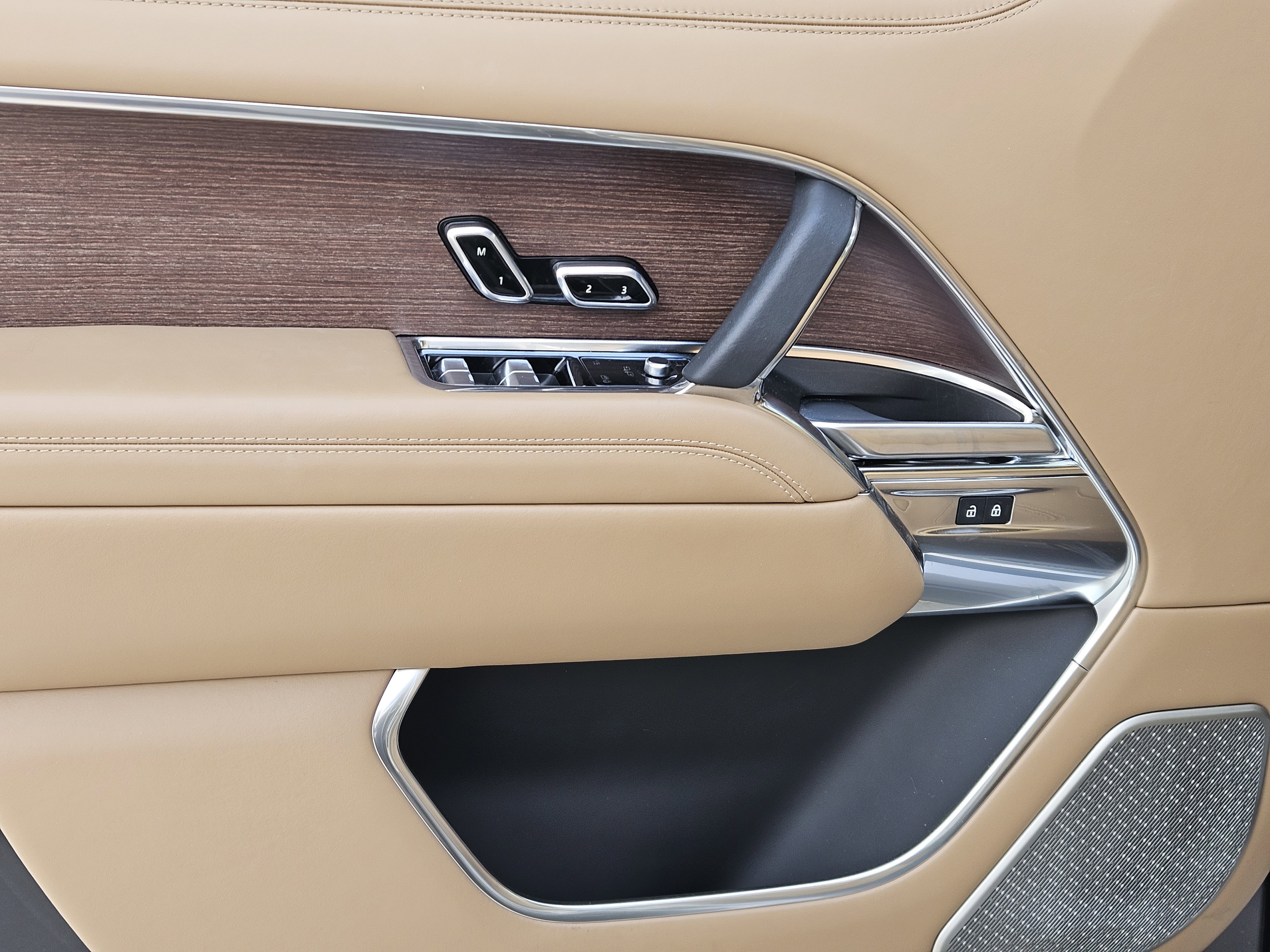 Used 2024 Land Rover Range Rover Autobiography image 24