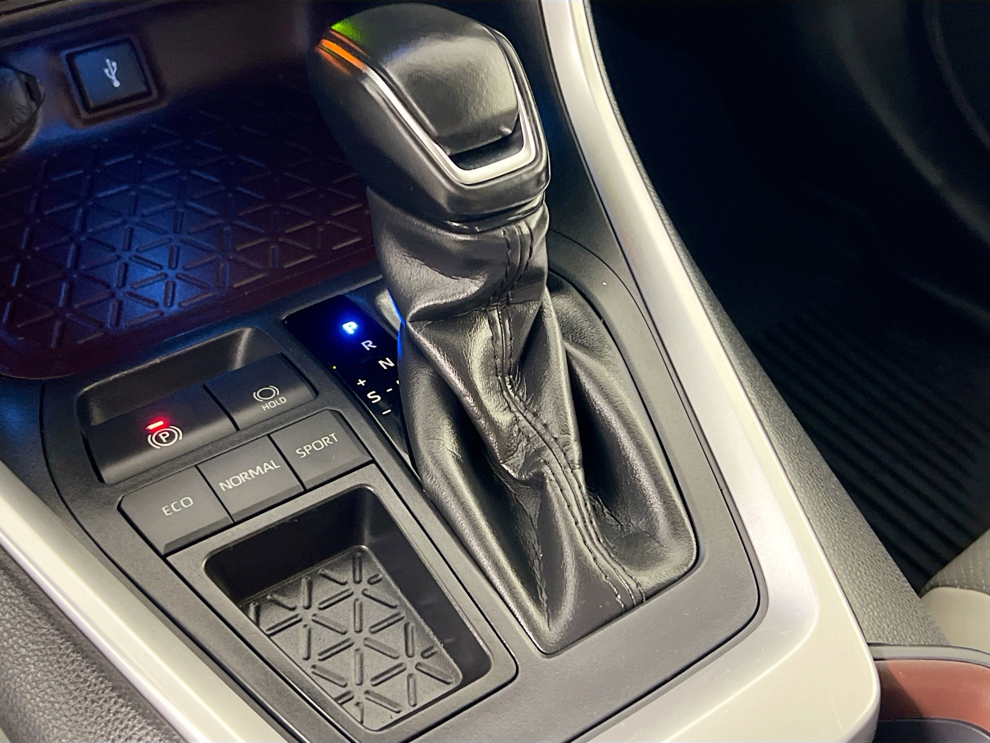 Used 2021 Toyota RAV4 Limited image 25