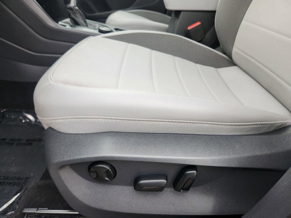 Certified 2024 Volkswagen Taos SE image 9