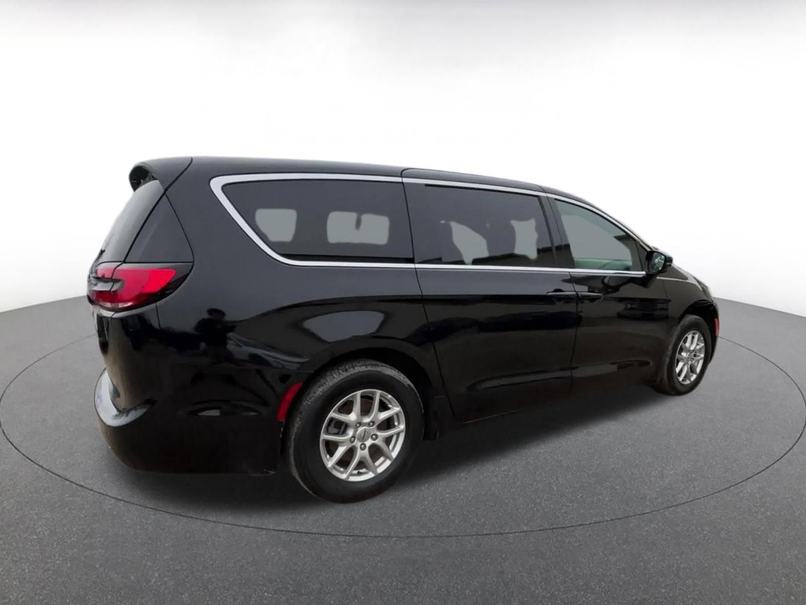 Used 2025 Chrysler Pacifica Select image 15