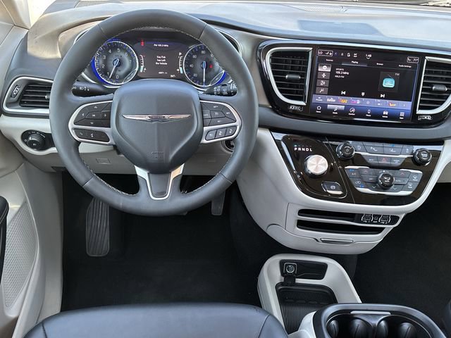 Used 2024 Chrysler Pacifica Touring-L image 12