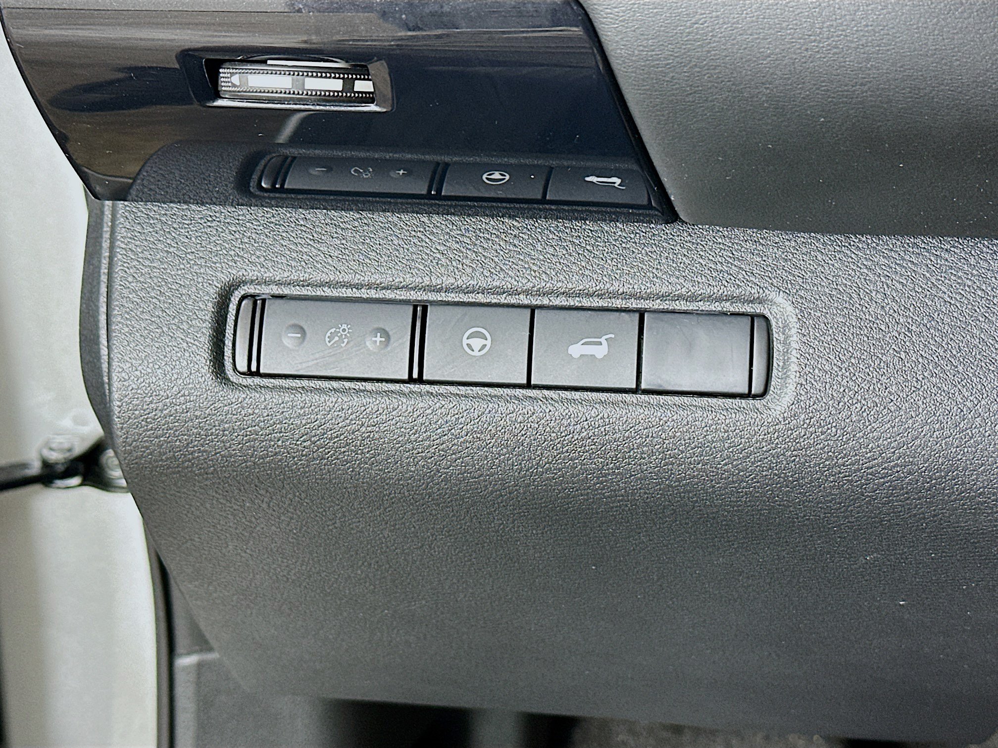 Used 2025 Nissan Pathfinder SV AWD/4WD image 17