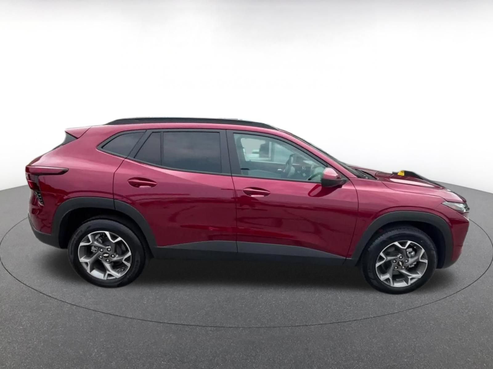 Used 2025 Chevrolet Trax LT FWD image 16