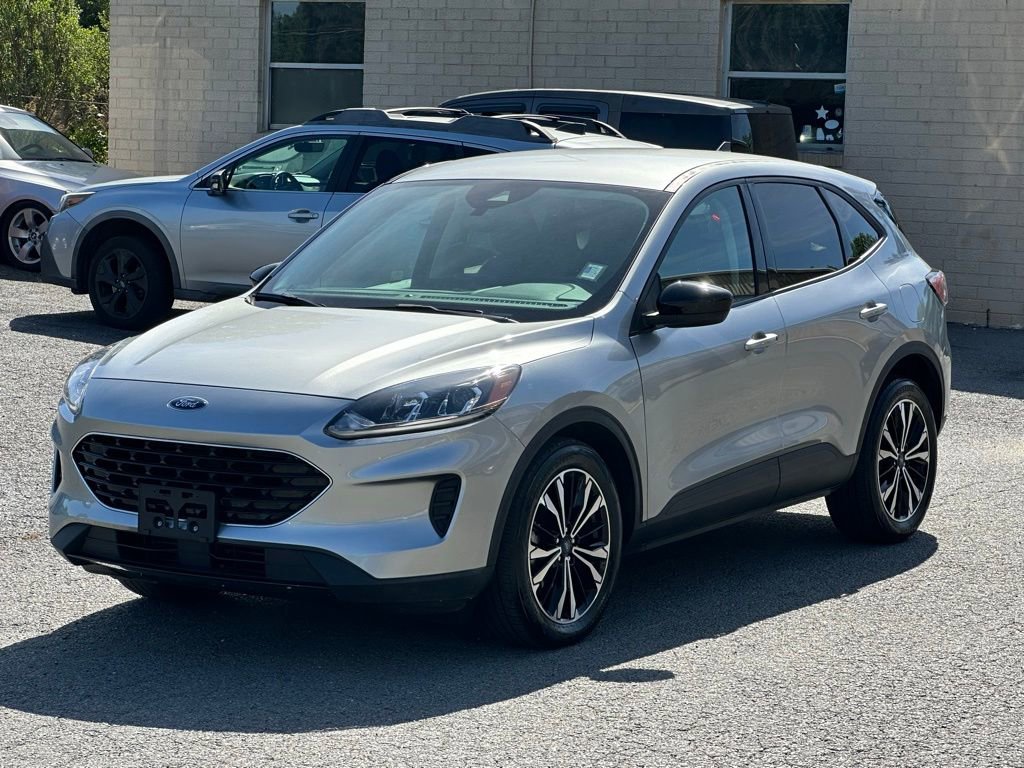 Used 2022 Ford Escape SE w/ SE Sport Appearance Package FWD image 2