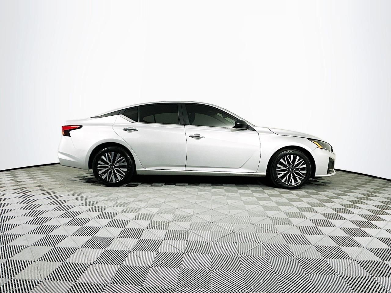 Used 2024 Nissan Altima 2.5 SV FWD image 7