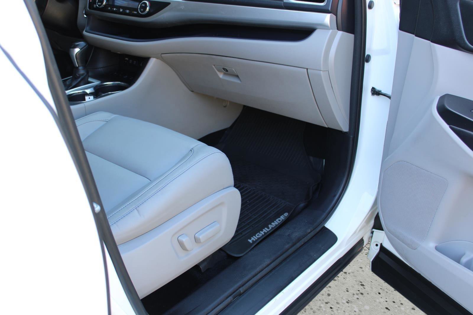 Used 2017 Toyota Highlander XLE image 40