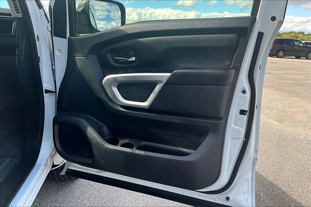 Used 2023 Nissan Titan SV image 22