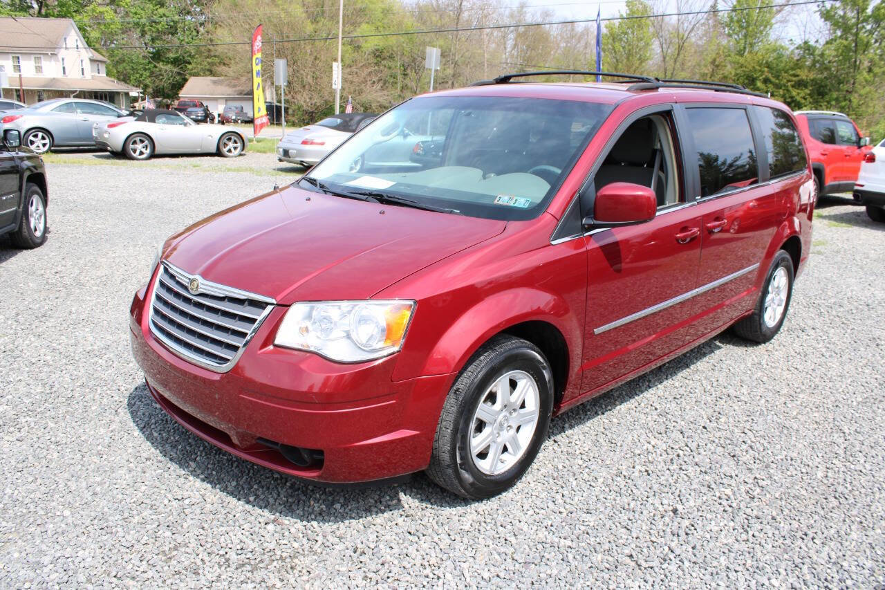 Used 2010 Chrysler Town & Country Touring w/ Entertainment Group #2 FWD image 2