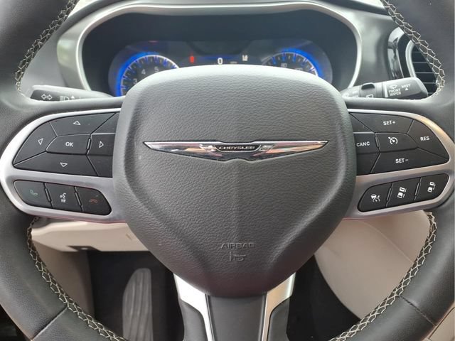 Used 2023 Chrysler Pacifica Touring-L FWD image 14