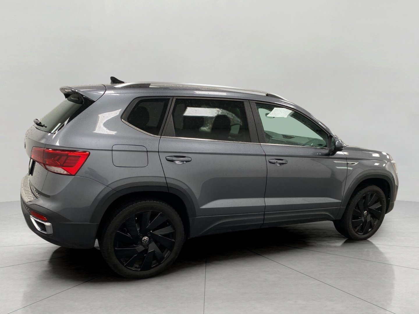 Used 2023 Volkswagen Taos SE w/ Panoramic Sunroof Package AWD/4WD image 3