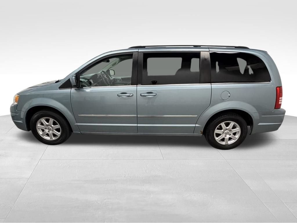 Used 2010 Chrysler Town & Country Touring FWD image 6