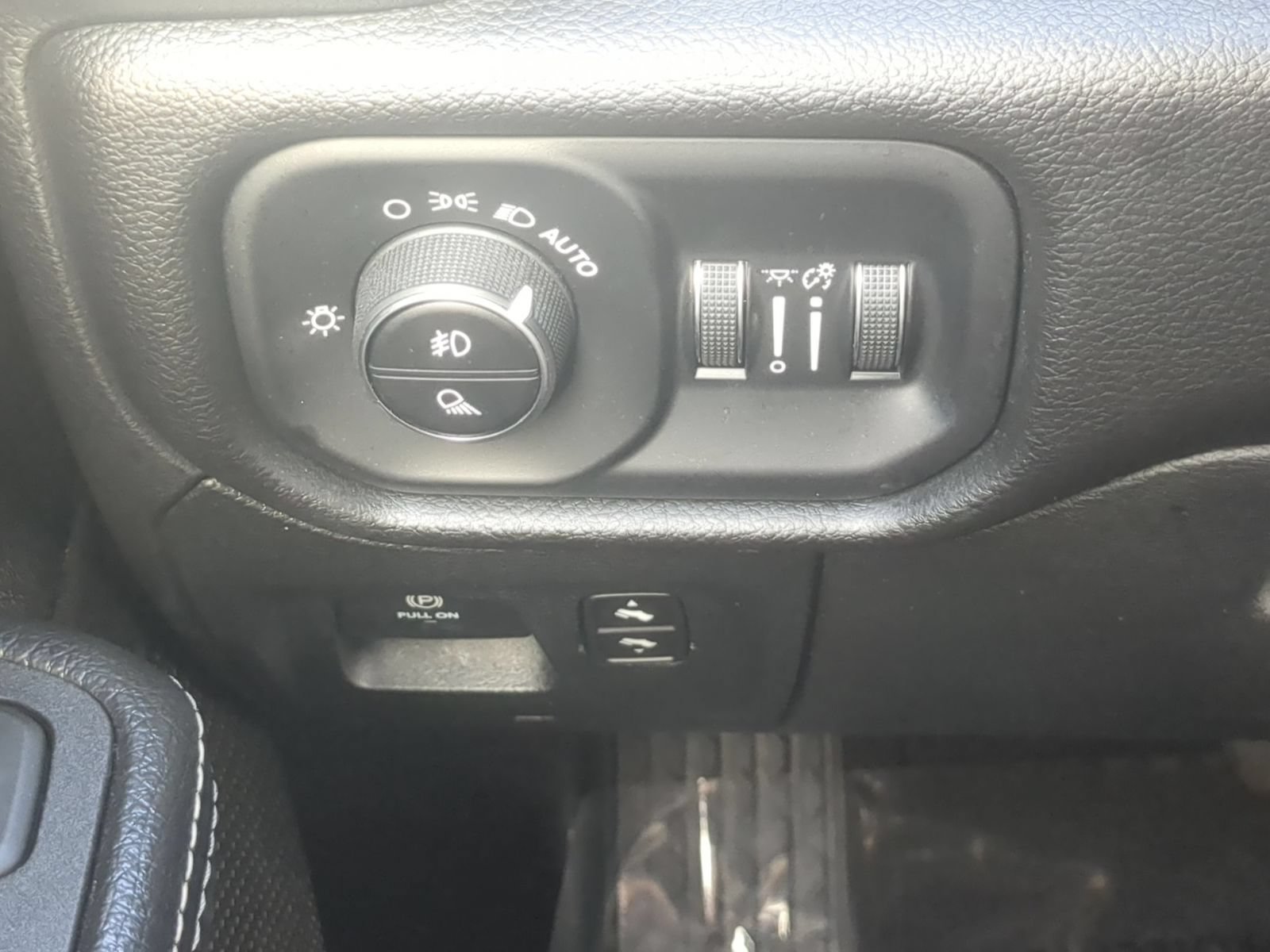 Used 2025 RAM 1500 Laramie AWD/4WD image 16