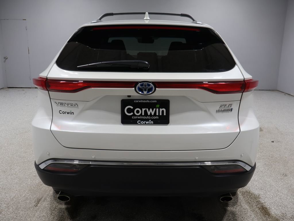 Used 2022 Toyota Venza XLE image 3