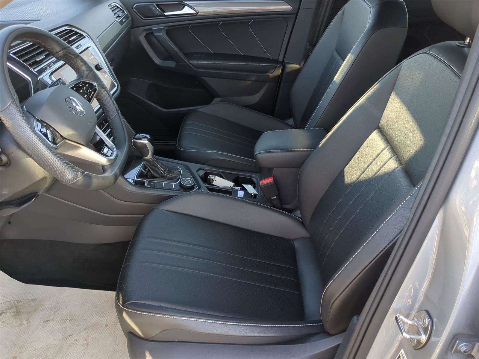 Used 2022 Volkswagen Tiguan SE R-Line image 12