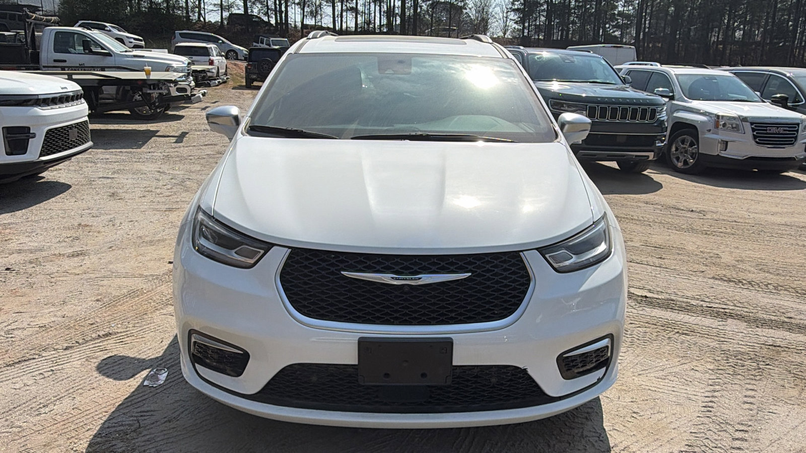 Used 2024 Chrysler Pacifica Pinnacle image 3