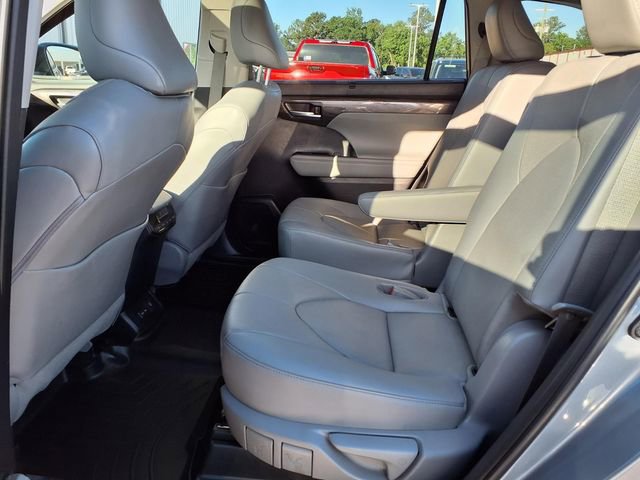 Used 2023 Toyota Highlander Limited image 18