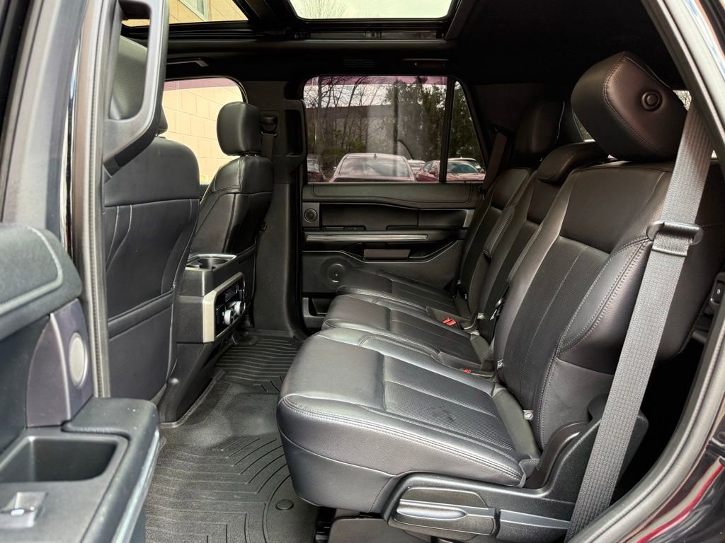 Used 2019 Ford Expedition XLT w/ Equipment Group 202A AWD/4WD image 13