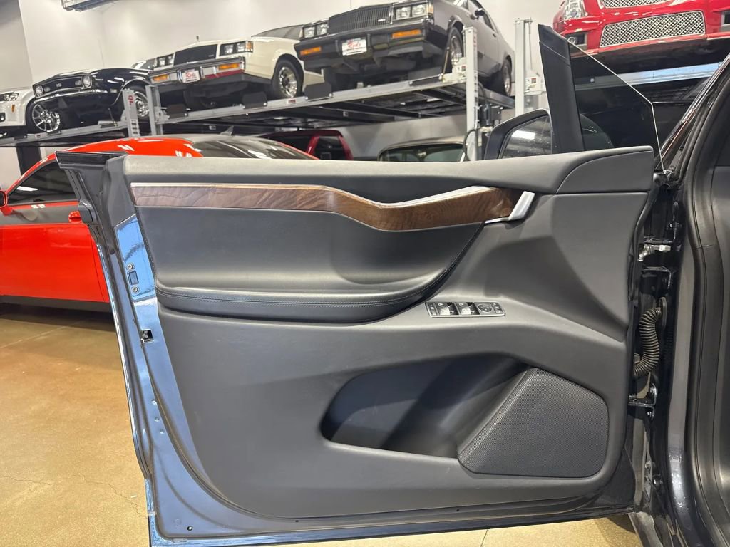 Used 2020 Tesla Model X image 9