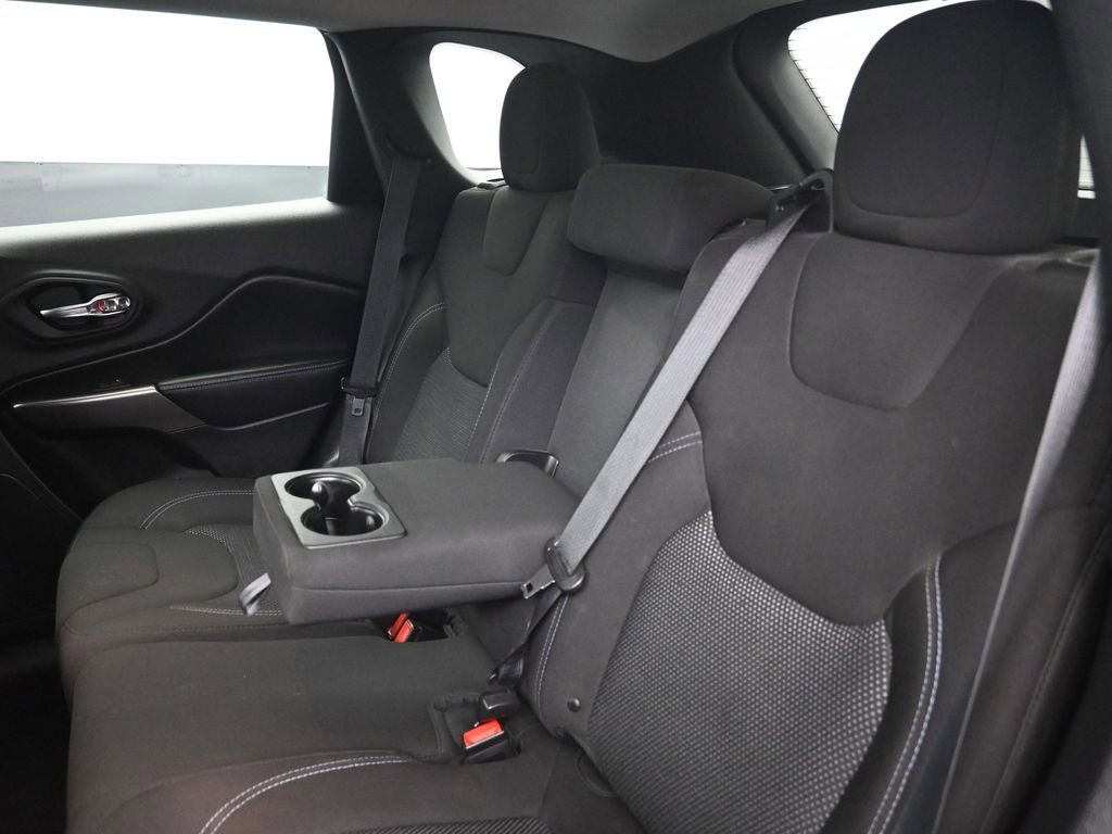 Used 2019 Jeep Cherokee Latitude w/ Popular Appearance Group AWD/4WD image 24