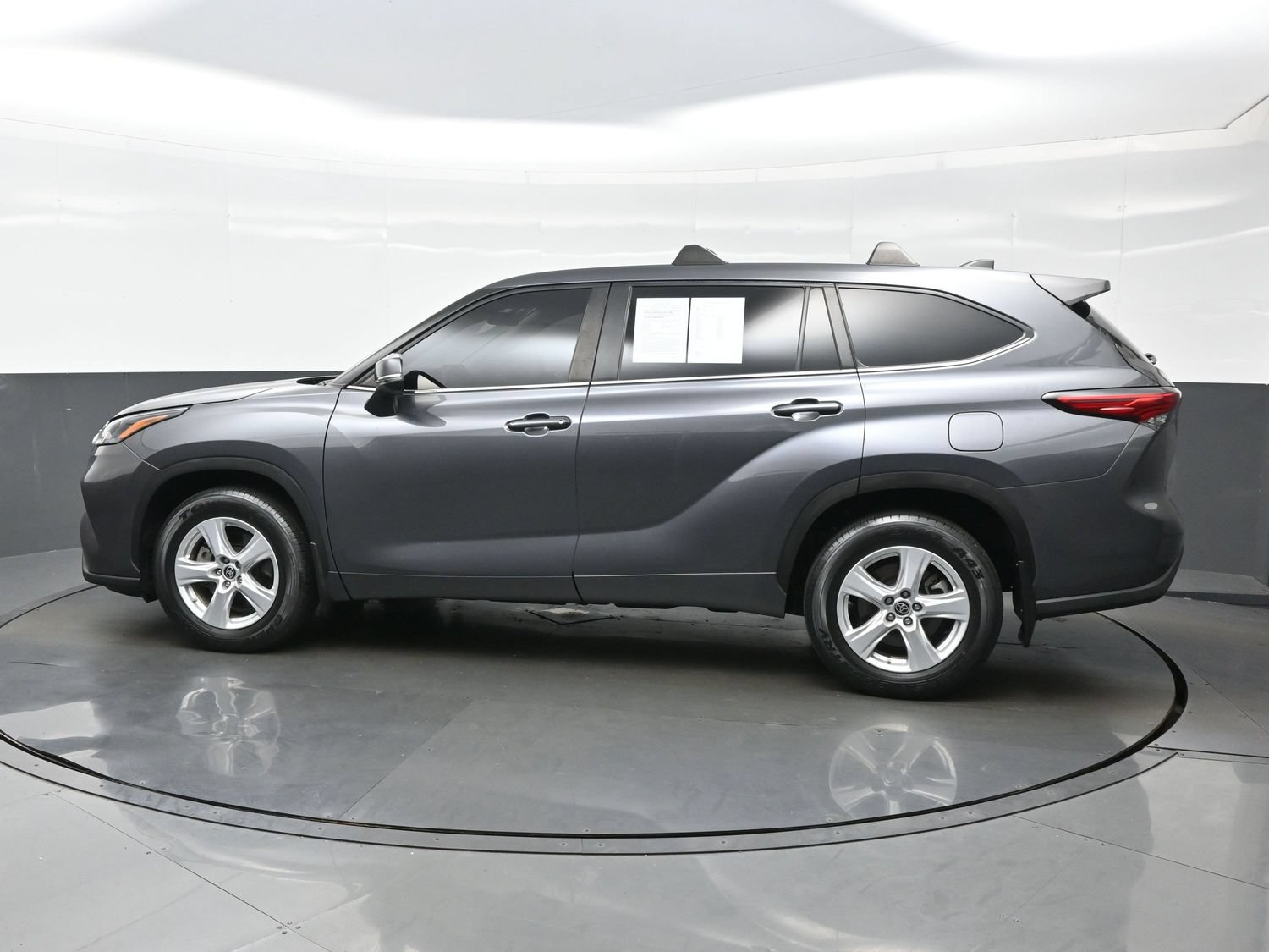 Used 2023 Toyota Highlander LE AWD/4WD image 3