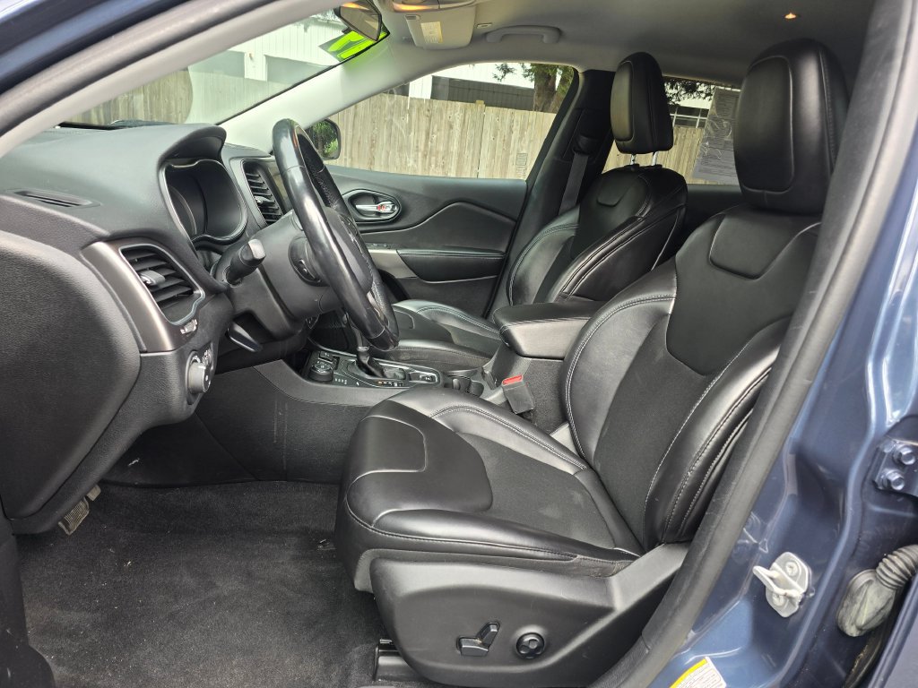Used 2019 Jeep Cherokee Latitude Plus w/ Cold Weather Group AWD/4WD image 11