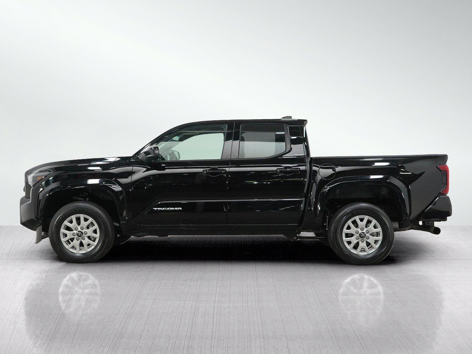Used 2025 Toyota Tacoma SR5 AWD/4WD image 2