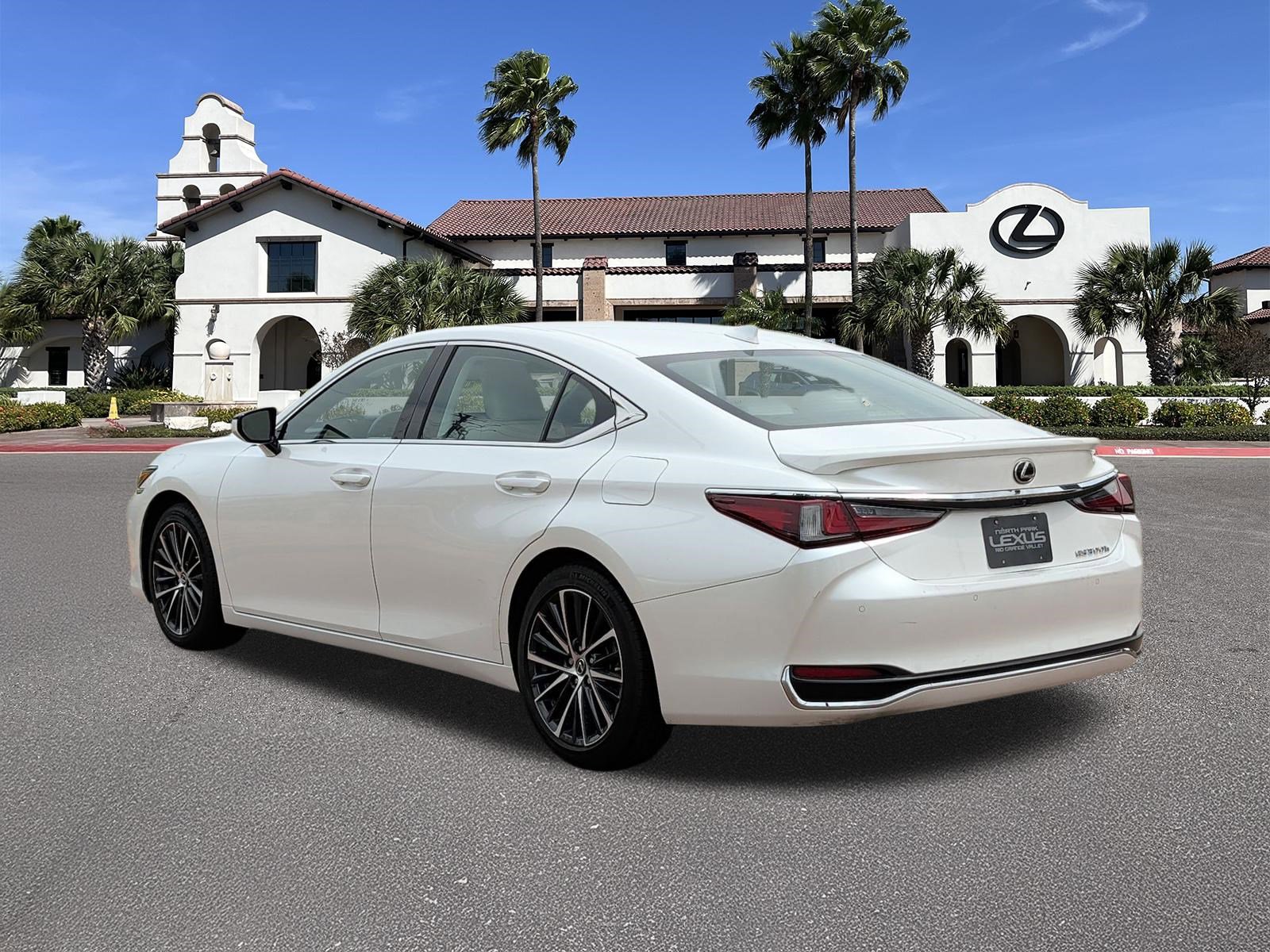 Used 2024 Lexus ES 300h w/ Premium Package FWD image 4