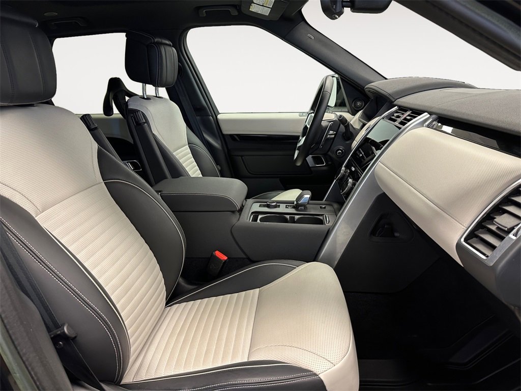 Used 2023 Land Rover Discovery Metropolitan Edition image 15