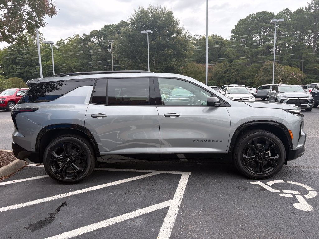New 2027 Chevrolet Traverse RS w/ LPO, Floor Liner Package FWD image 4