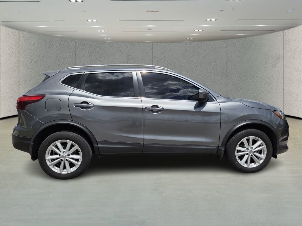 Used 2018 Nissan Rogue Sport SV image 2