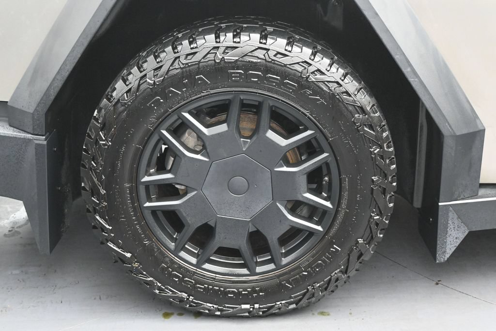 Used 2024 Tesla Cybertruck AWD Crew Cab image 9
