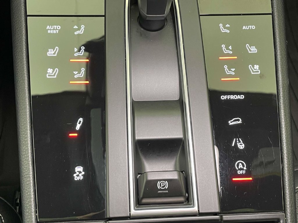 Certified 2025 Porsche Macan Turbo AWD/4WD image 34