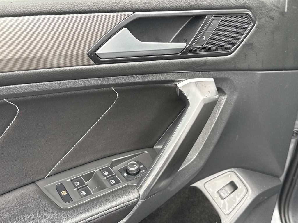Used 2024 Volkswagen Tiguan SE w/ Panoramic Sunroof Package AWD/4WD image 18