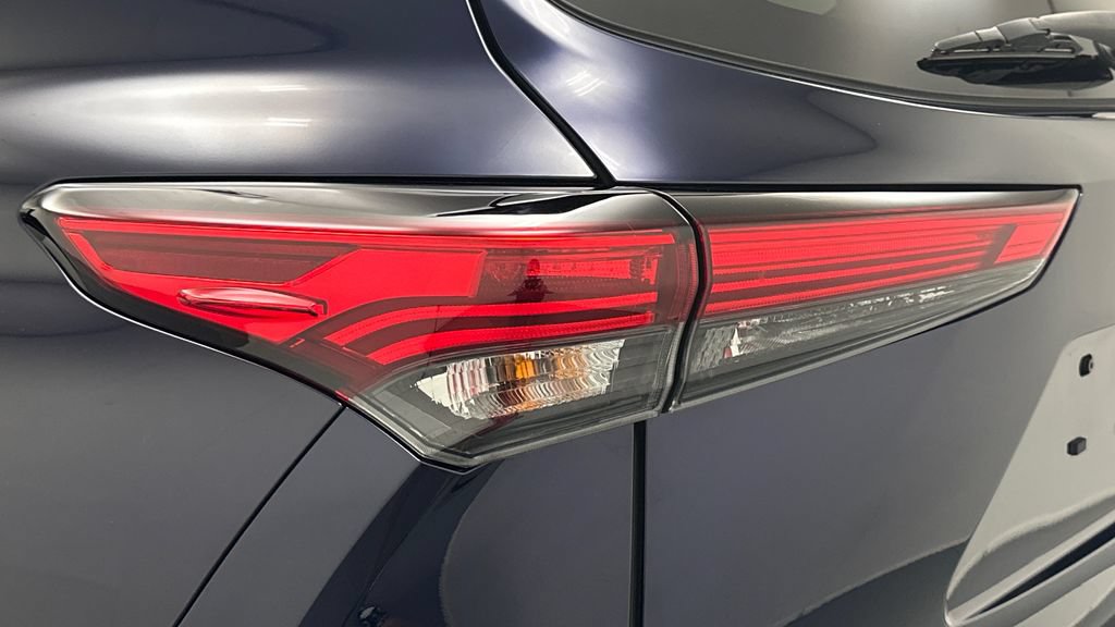 Used 2022 Toyota Highlander XLE AWD/4WD image 23