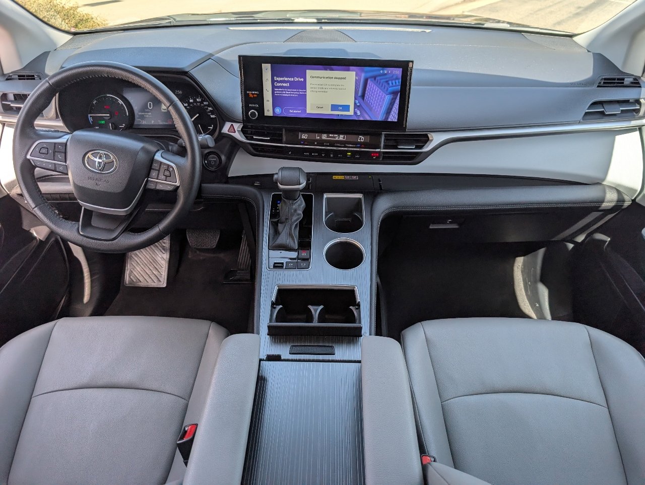 Used 2025 Toyota Sienna XLE image 4