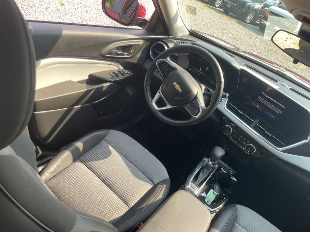 Used 2025 Chevrolet Trax LT w/ LT Convenience Package FWD image 23