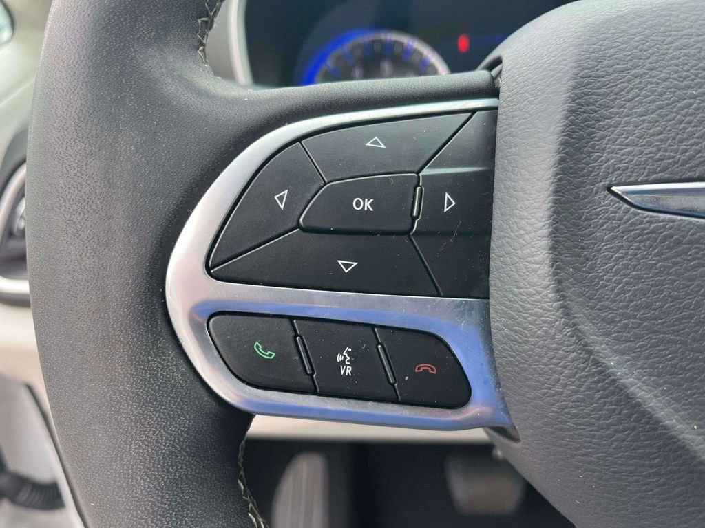 Used 2024 Chrysler Pacifica Touring-L image 19