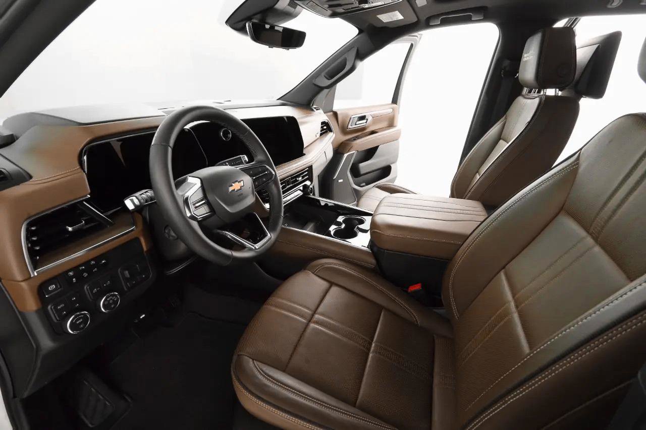 Used 2025 Chevrolet Suburban High Country image 13