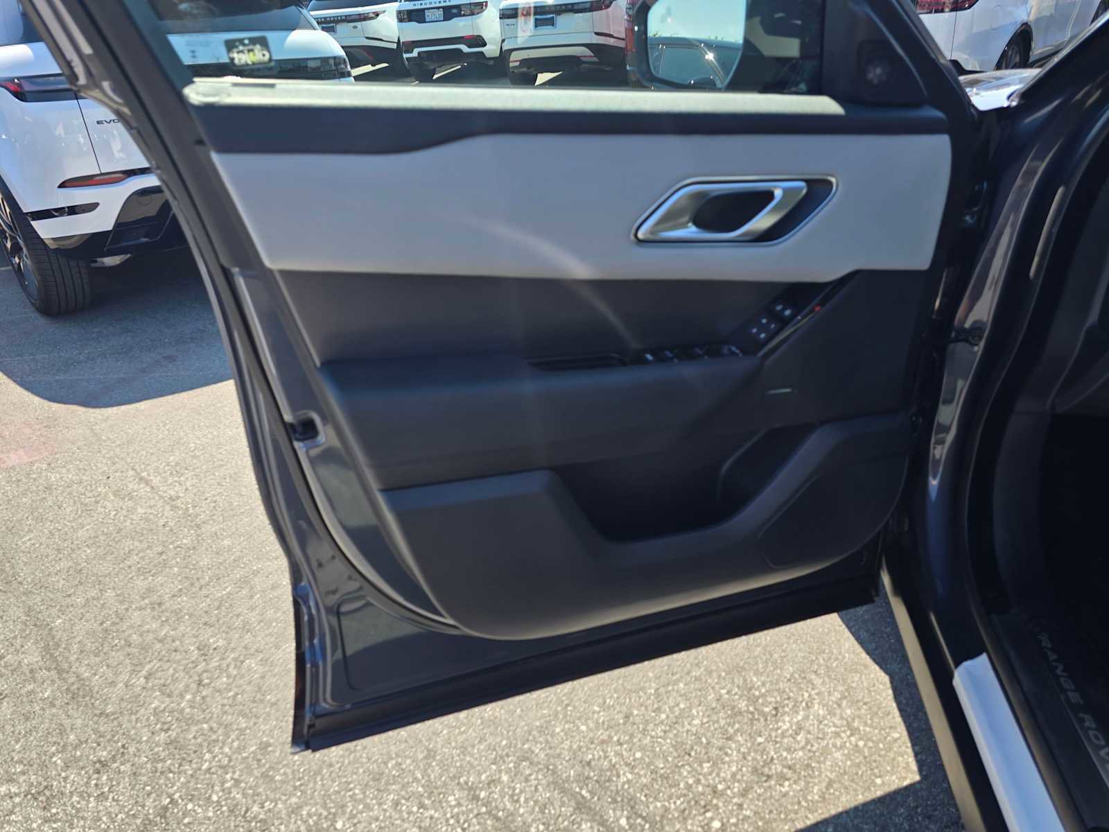 Certified 2025 Land Rover Range Rover Velar Dynamic SE image 23